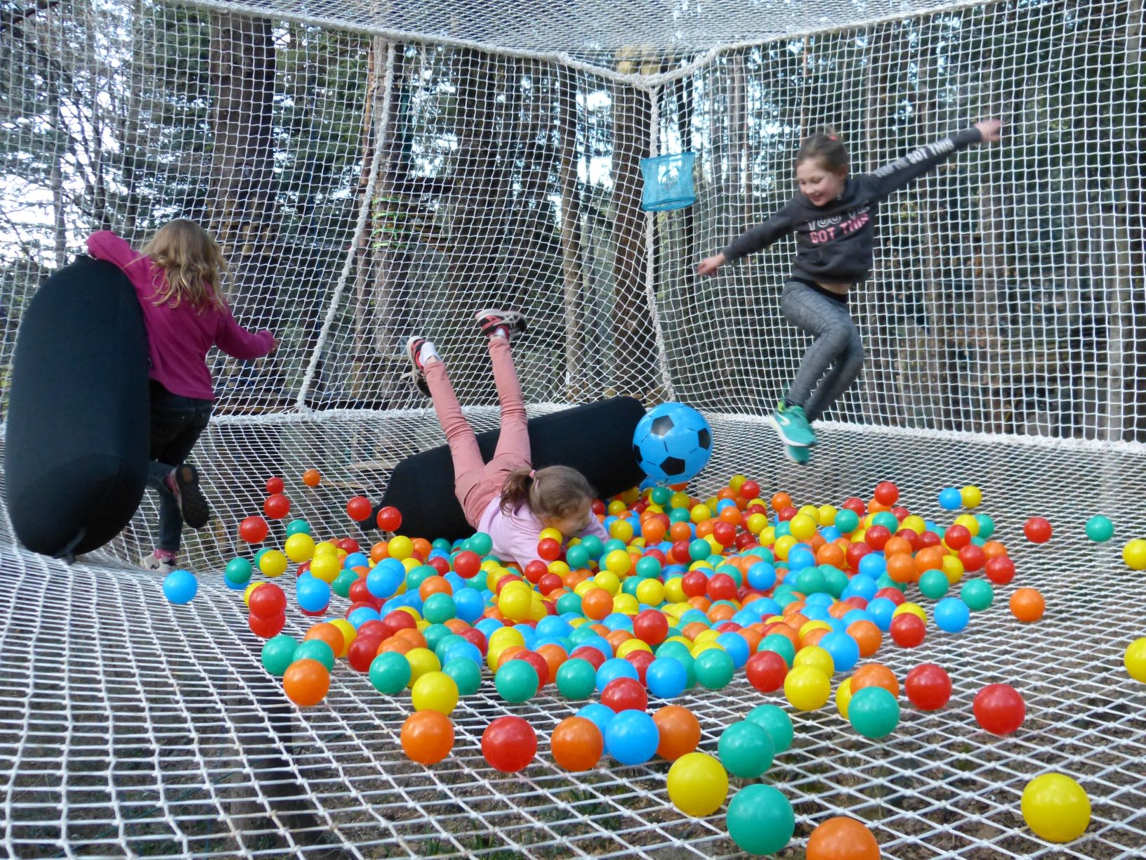 parc de jeux en filet avec activités physiques en plein air ados et enfants à Montpellier