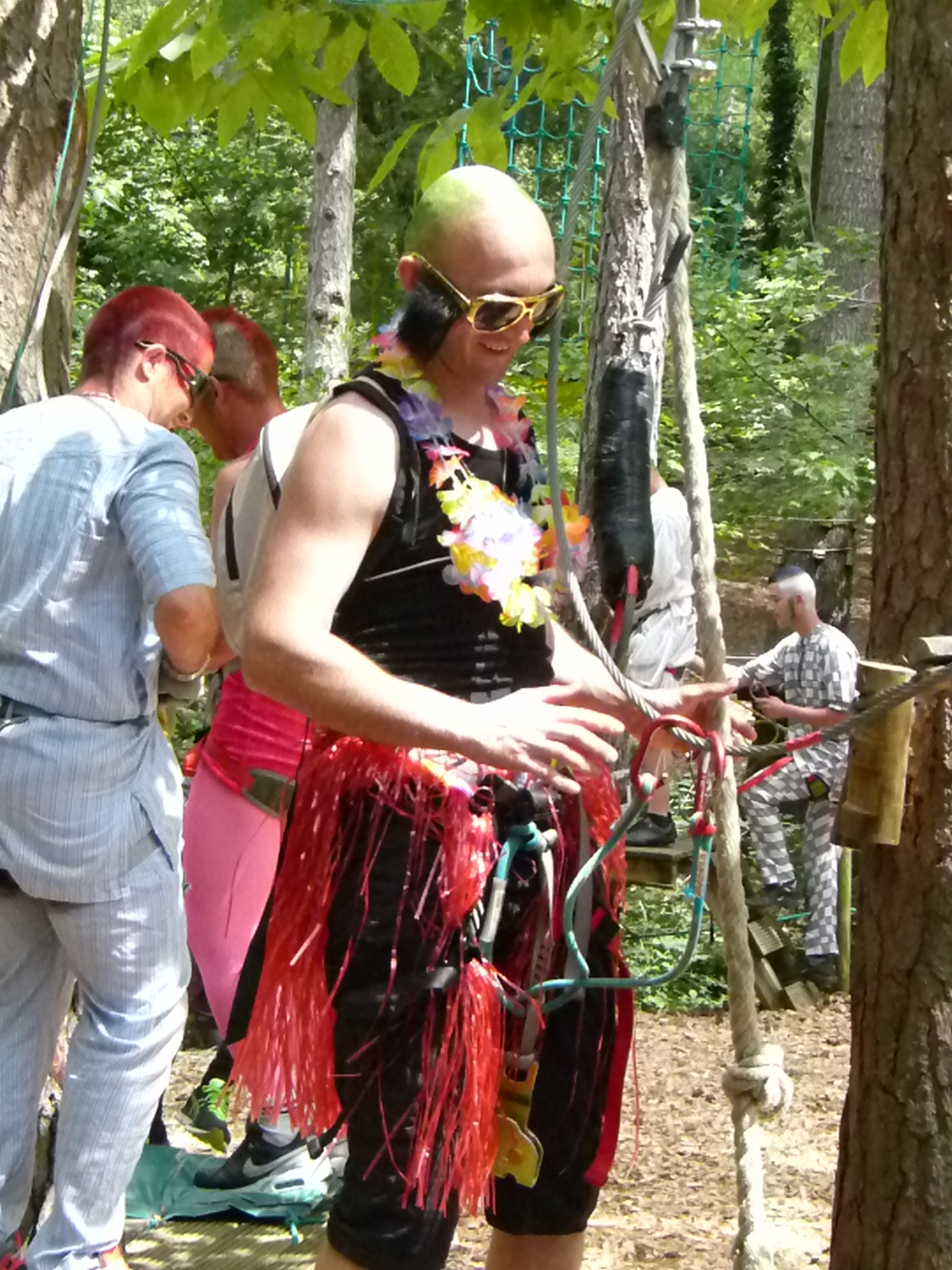 Défis entre garcons aux Accros d'Anjeau (Gard)