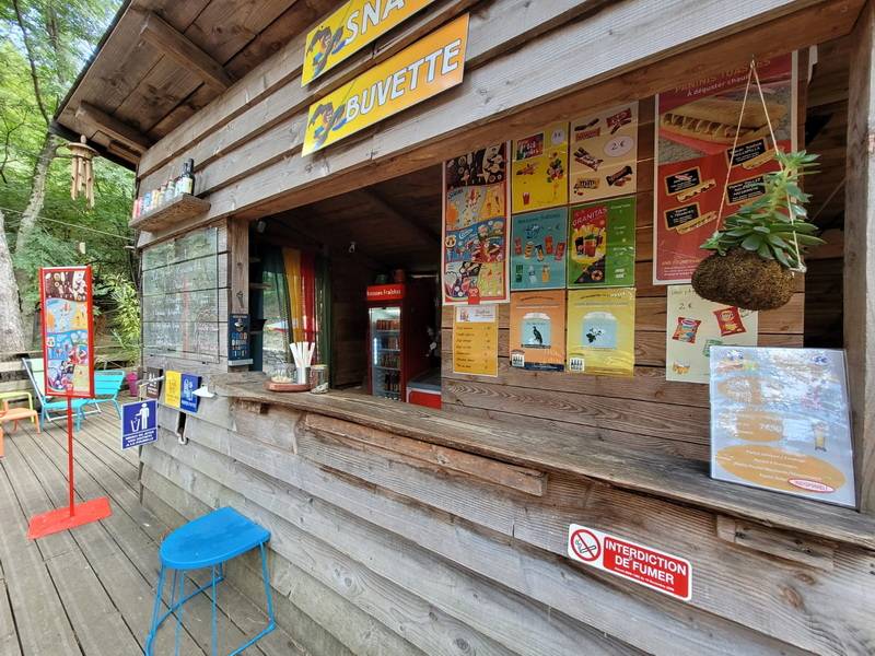 buvette et snack dans un parc de loisirs à l'ombre avec des jeux pour toute la famille vers Montpellier et les plages