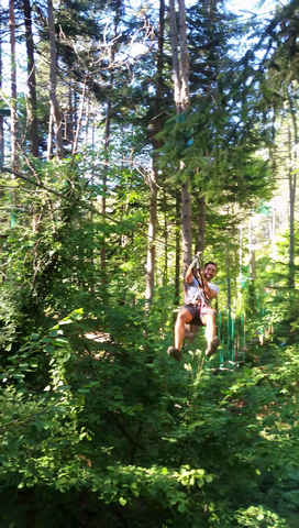 grande tyrolienne dans un accrobranche dans le Gard