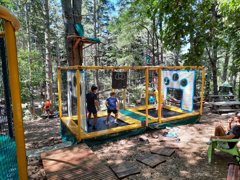 trampoline en plein air pour des ados dans un parc d'attraction dans le Gard