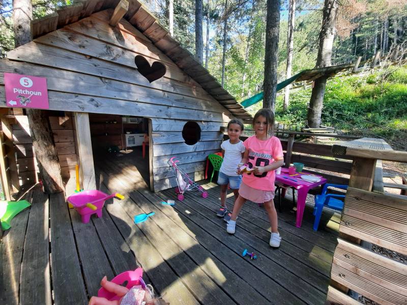 cabane dans les arbres pour les enfants avec des jeux vers Montpellier dans le Gard