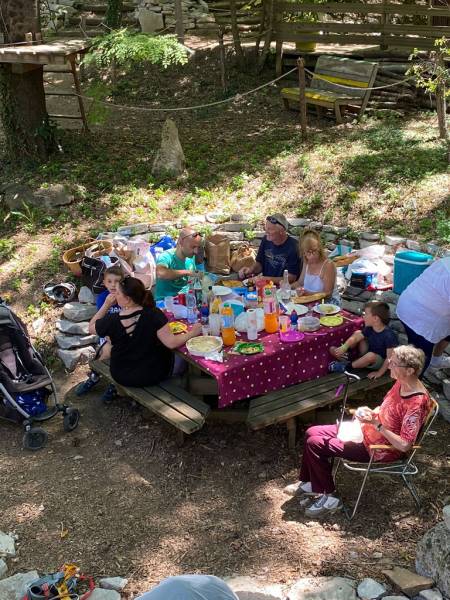 activité à faire en famille en plein air avec des jeux et des tables de pique nique à l'ombre proche de Montpellier dans les Cévennes
