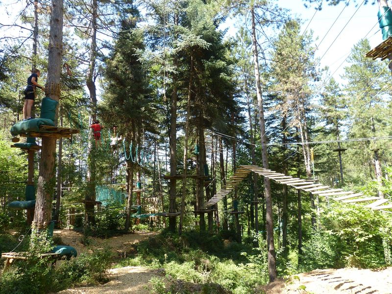 Parc d'aventures et de loisirs avec de nombreux jeux pour les petits et les grands vers Vallon Pont d'Arc en Ardèche dans les Cévennes