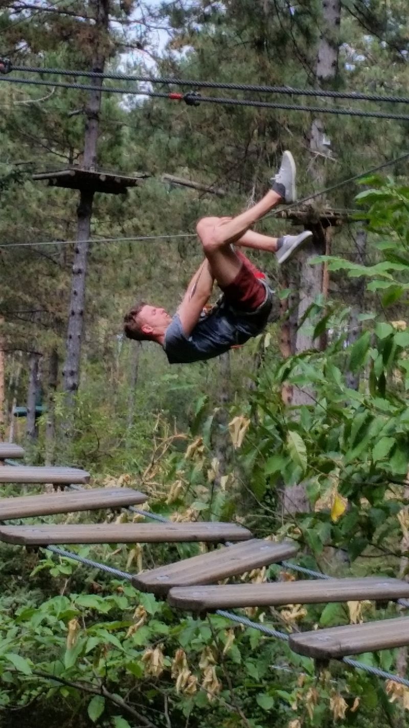 team building d'étudiants dans un parc à thème et accrobranche