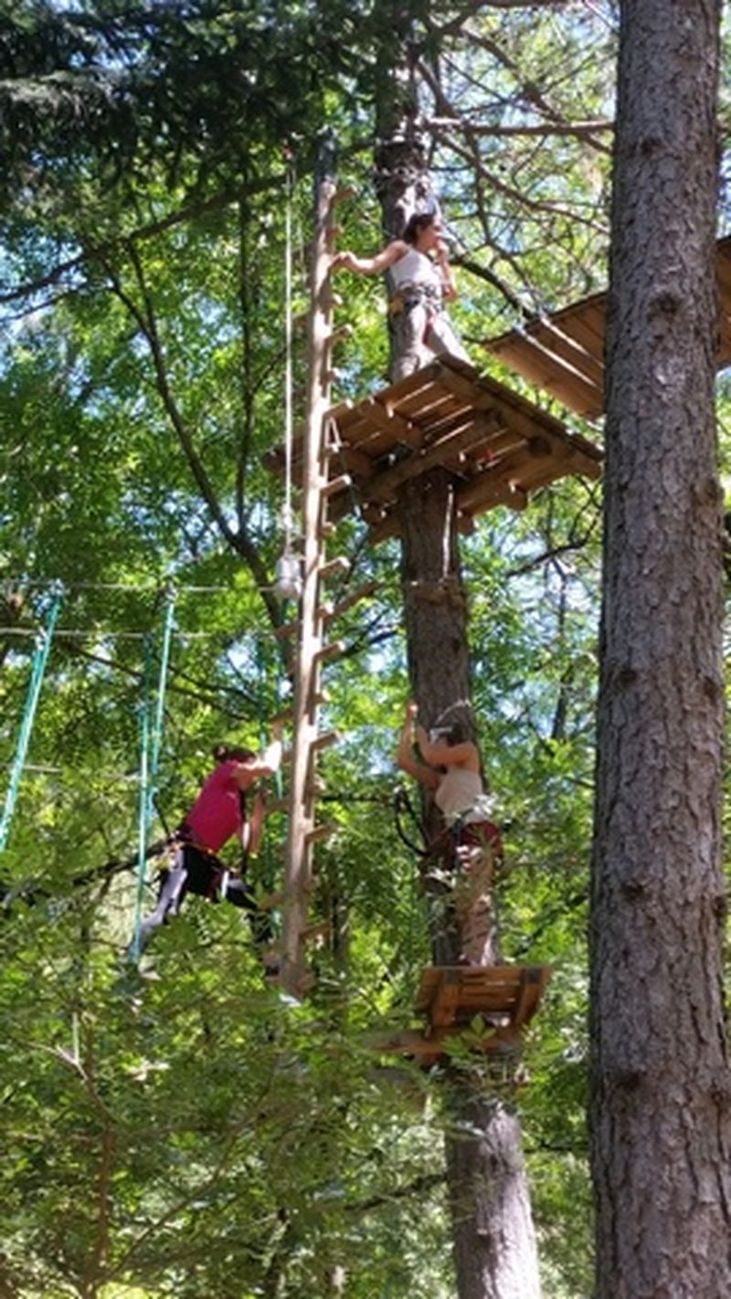 Sortie avec des enfants dans un parc de loisirs avec des jeux dans le Gard