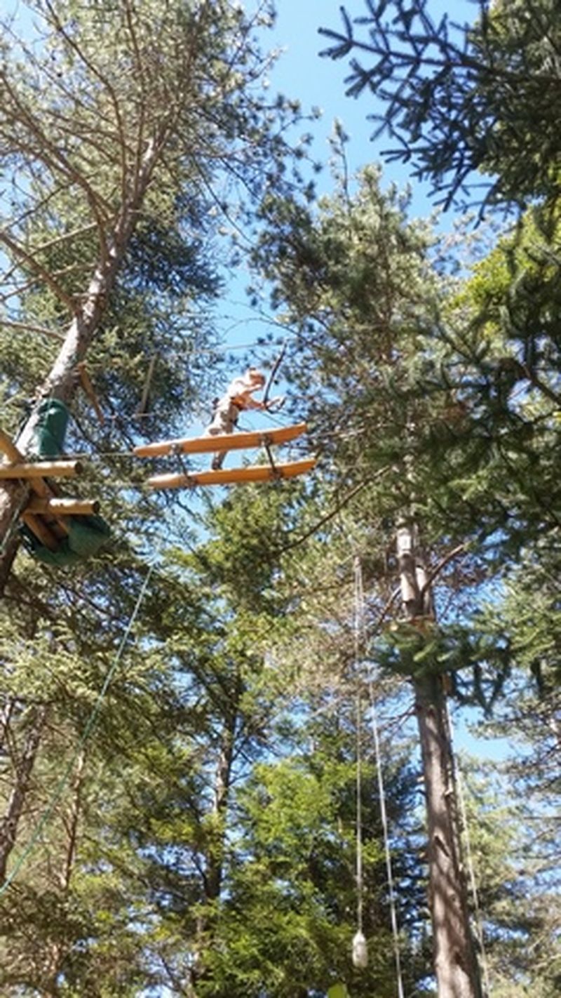 accrobranche familiale en Cévennes proche de Nimes pavec des activités sportives en extérieur