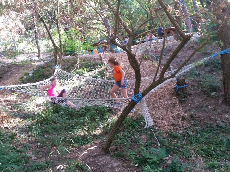 Parcours pédagogiques et éducatif à l'environnement dans un grand parc dans le Gard