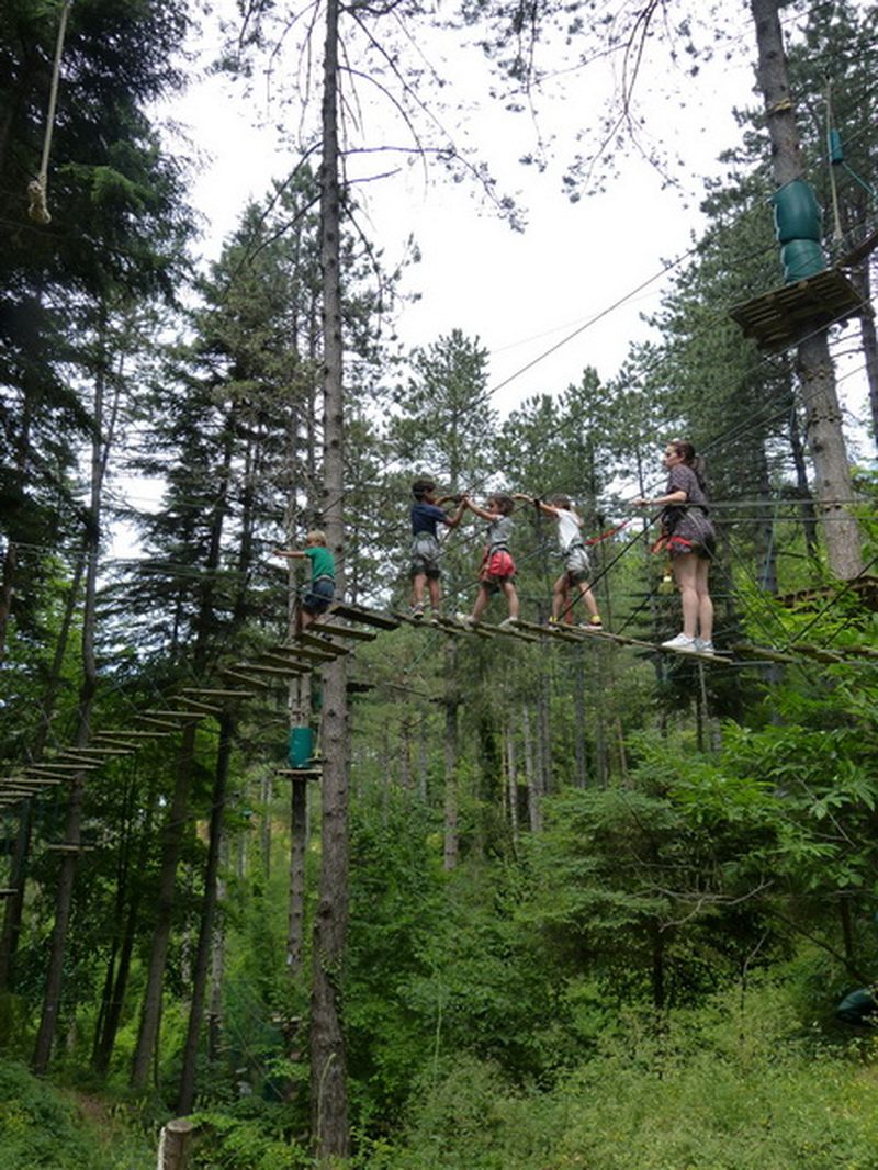 faire des activités sportives en famille à l'ombre et au frais dans un parc accrobranche vers Anduze