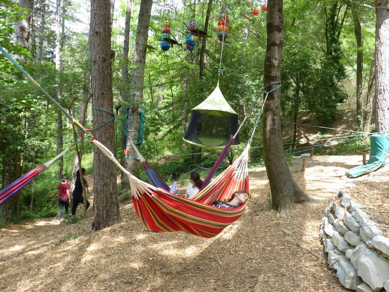 Les Accros d'Anjeau, parc de loisirs et d'accrobranche vers Anduze dans une forêt ombragée et avec des activités sportives en hauteur