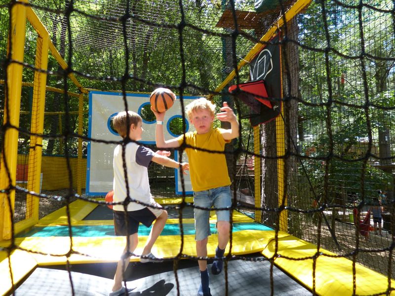 endroit sympa pour boire une verre avec des jeux pour les enfants près de Sommières