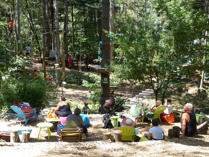 parc sympa avec des jeux pour enfants et une buvette , accrobranche vers Nimes