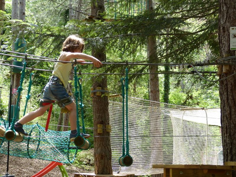 Parc fitness en plein air pour faire du sport et des activités physiques et des jeux difficiles à Montpellier