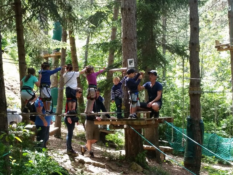 tyrolienne parc accrobranche pour fêter anniversaire enfant